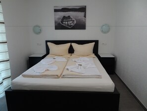 Hypo-allergenic bedding, desk, blackout curtains, soundproofing - Hilda Apartments Rust (Rust)