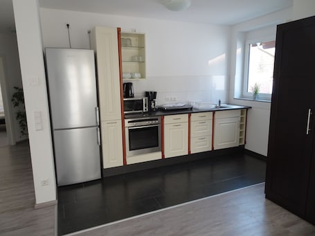 Refrigerador, placa de cocina, tetera/pava eléctrica
