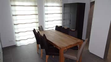 Apartamento luxo, várias camas, sacada