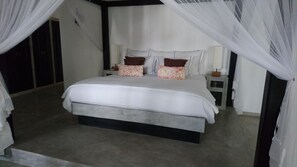Comfort Double or Twin Room, 1 Queen Bed, Non Smoking | Iron/ironing board, bed sheets