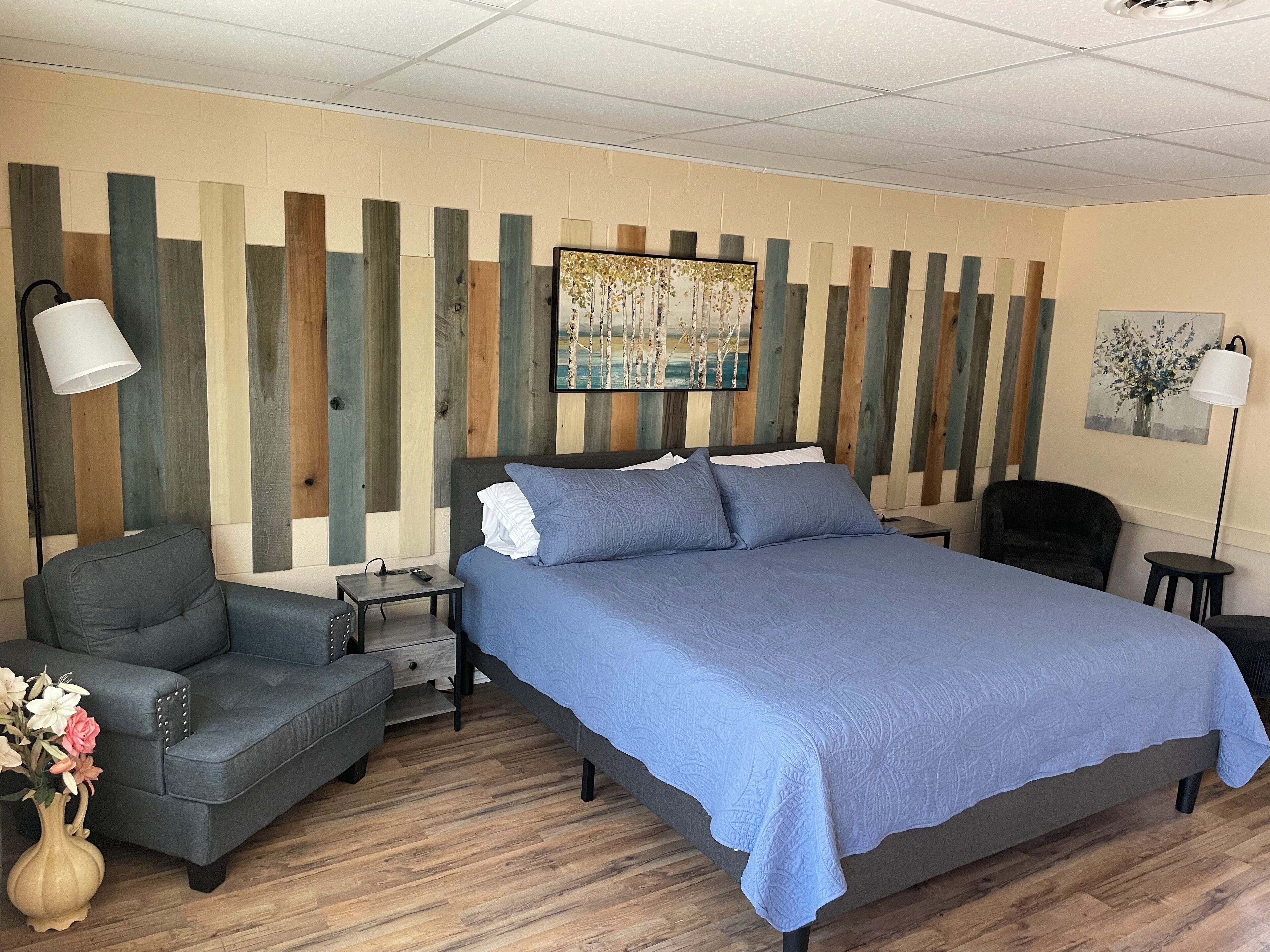 Deluxe Room | Pillowtop beds, individually decorated, individually furnished, desk