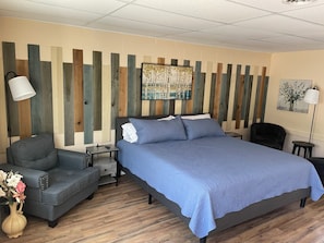 Deluxe Room | Pillow-top beds, individually decorated, individually furnished, desk - Riverview Inn (Grayling)