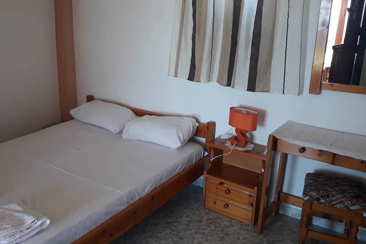 Habitación básica con 1 cama matrimonial o 2 individuales, para fumadores | Ropa de cama hipoalergénica y insonorización