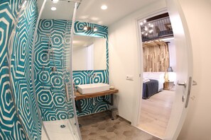 Deluxe Room, Multiple Beds, Non Smoking | Bathroom | Shower, free toiletries, hair dryer, bathrobes - The Dante House (Naples)