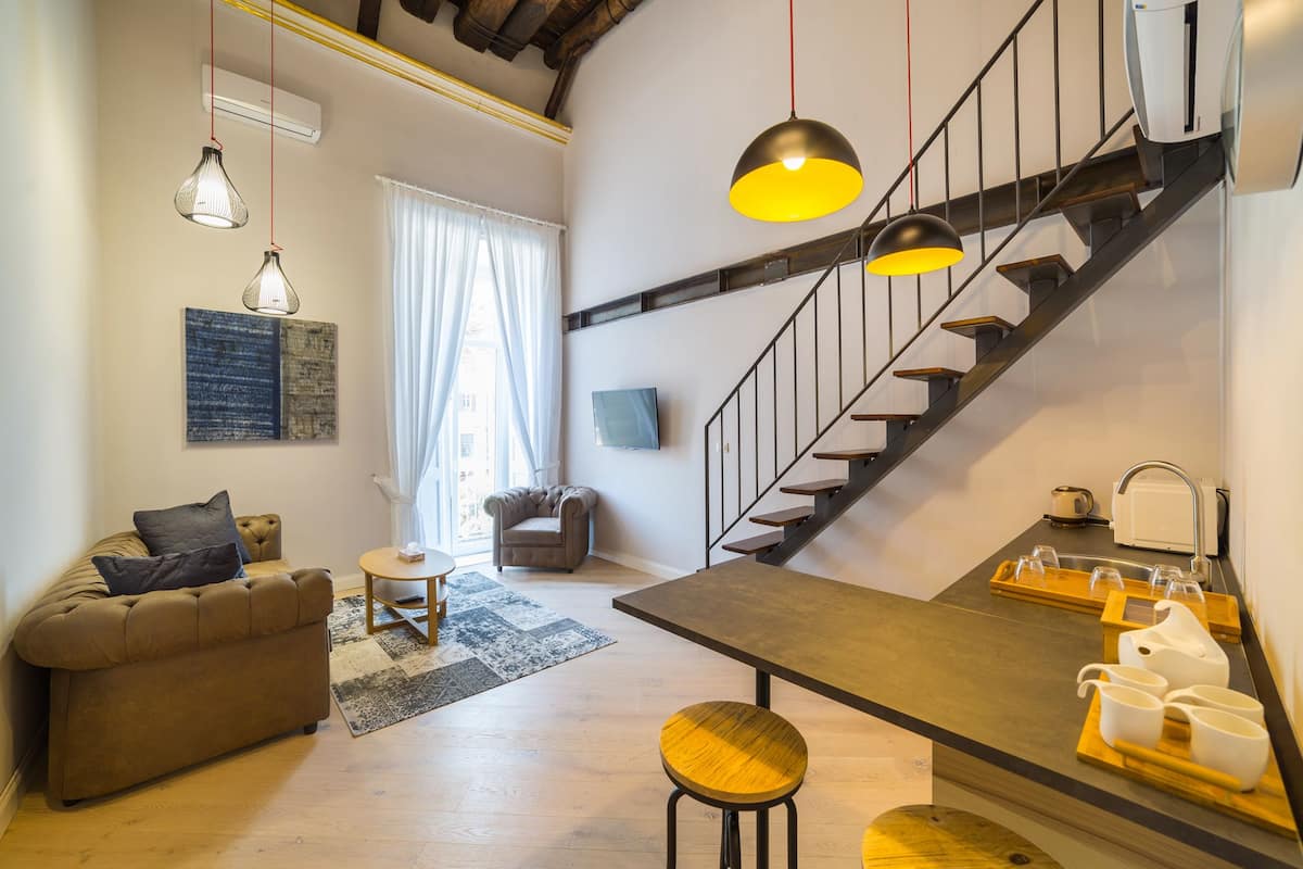 Deluxe Suite, City View, Mezzanine | 1 bilik tidur, cadar kapas Mesir, peralatan tempat tidur premium