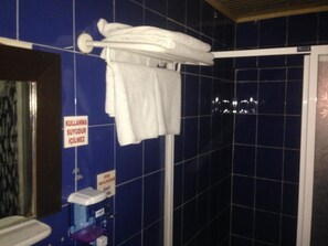 Dusche, kostenlose Toilettenartikel, Haartrockner, Hausschuhe