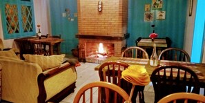 Quarto quádruplo clássico, várias camas, para não fumantes | Área de estar | TV LED