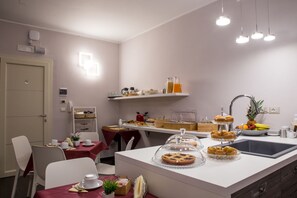 Free daily buffet breakfast
