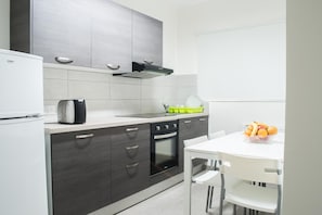 Fridge, microwave, oven, stovetop - Lordos Hotel Apartments (Egkomi)