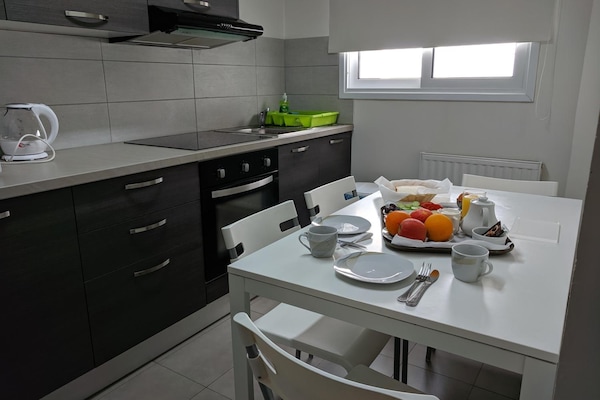 Lemari es, microwave, oven, dan kompor