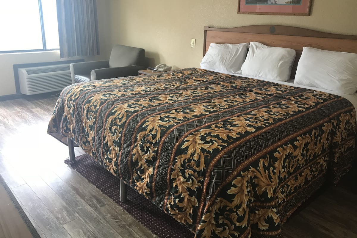 Habitación individual básica, 1 cama King size, para fumadores | Decoración personalizada, muebles diferentes y escritorio