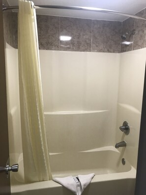Chambre simple de base, 2 lits doubles, non-fumeur | Salle de bain | Ensemble baignoire-douche, serviettes fournies