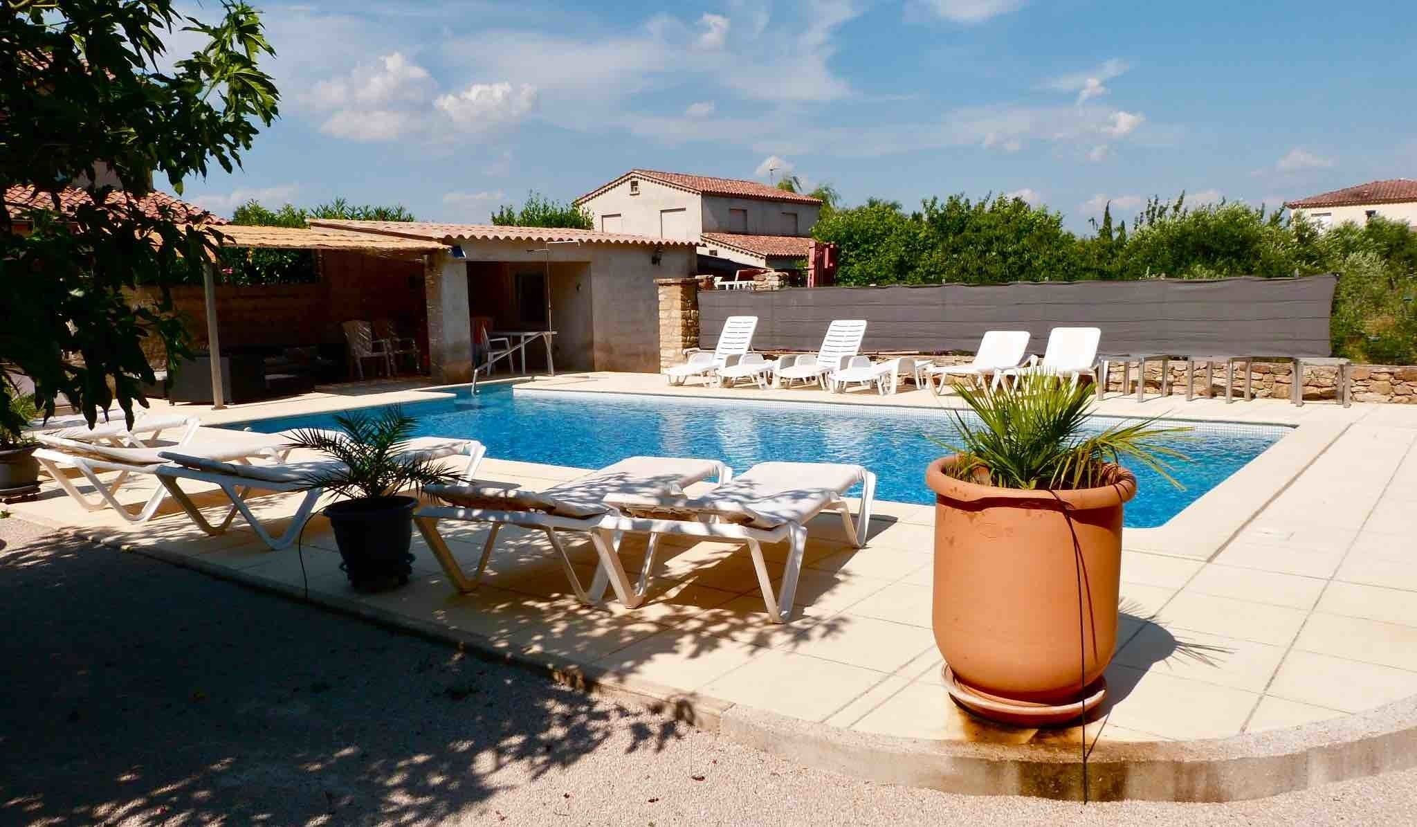 Piscine extérieure (ouverte en saison), parasols de plage