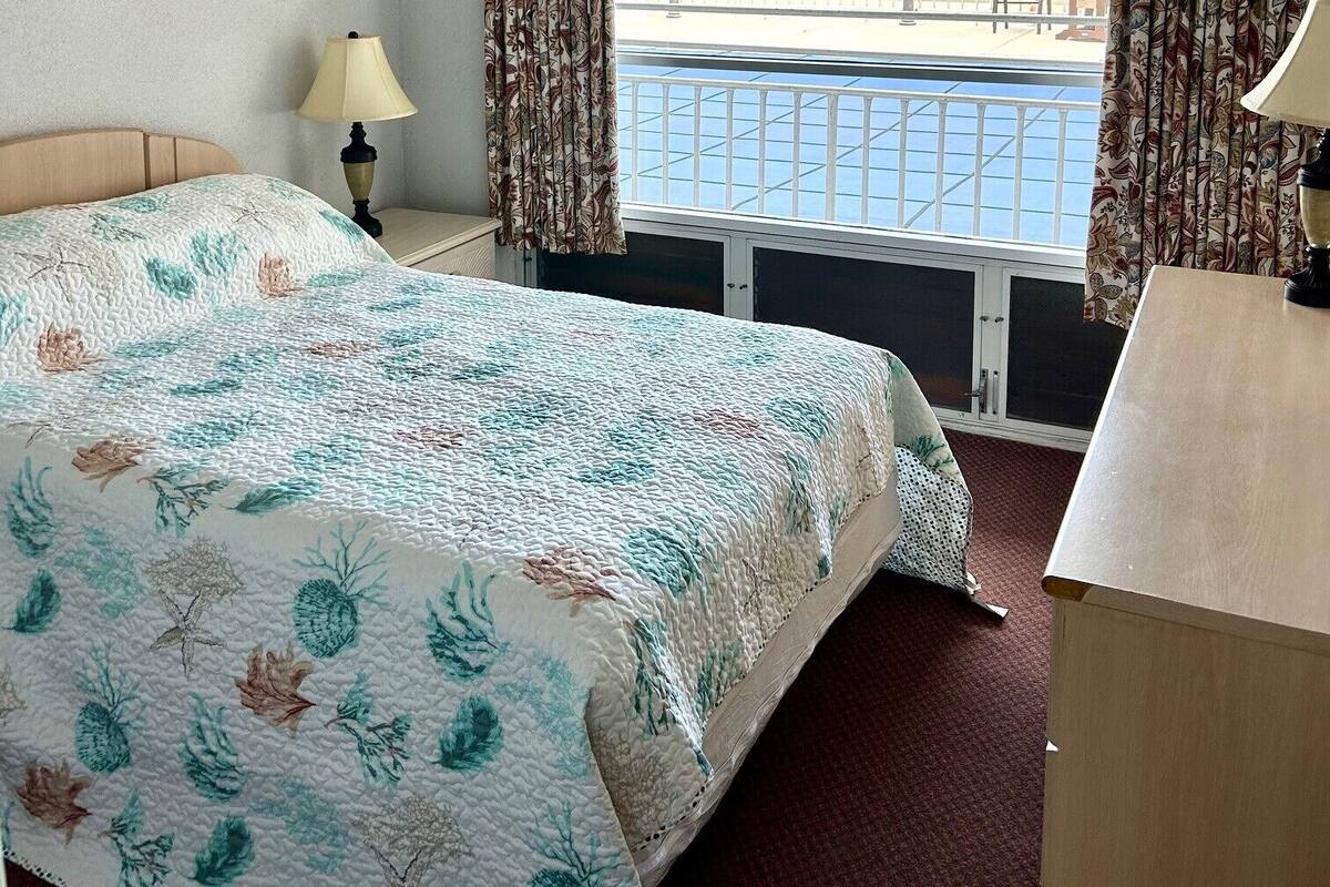 Matelas Tempur-Pedic, rideaux occultants, fer et planche à repasser