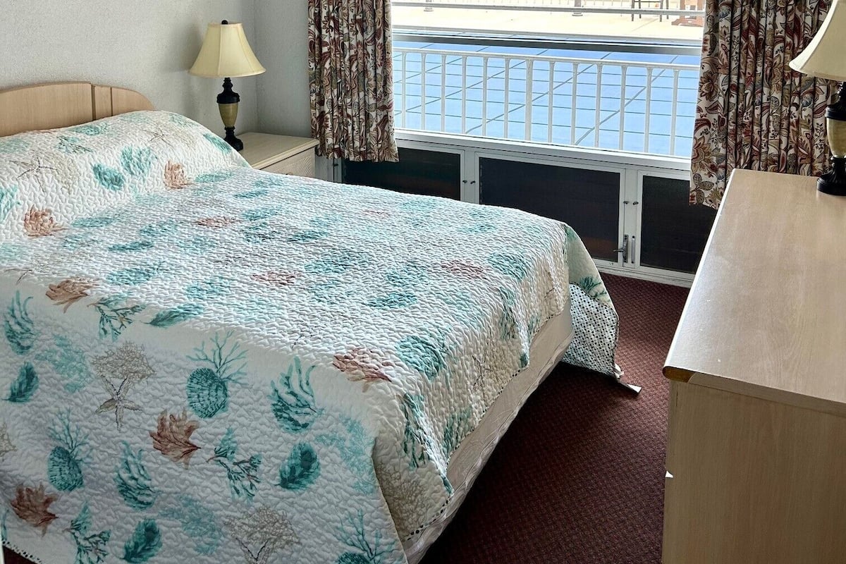 Deluxe Suite | Tempur-Pedic beds, individually decorated, blackout curtains