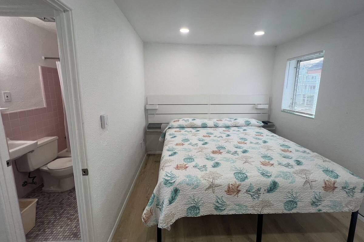 Matelas Tempur-Pedic, rideaux occultants, fer et planche à repasser