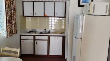 Suite estudio | Cocina privada | Refrigerador, microondas, cafetera y tetera y tetera eléctrica