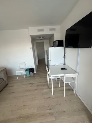 Standard-Suite | Wohnbereich | 32-Zoll-Flachbildfernseher mit Premium-TV-Sendern, Fernseher