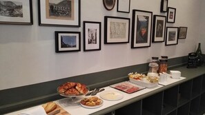 Free daily continental breakfast - Maison De L'Aguze (Saint-Pons-de-Thomieres)
