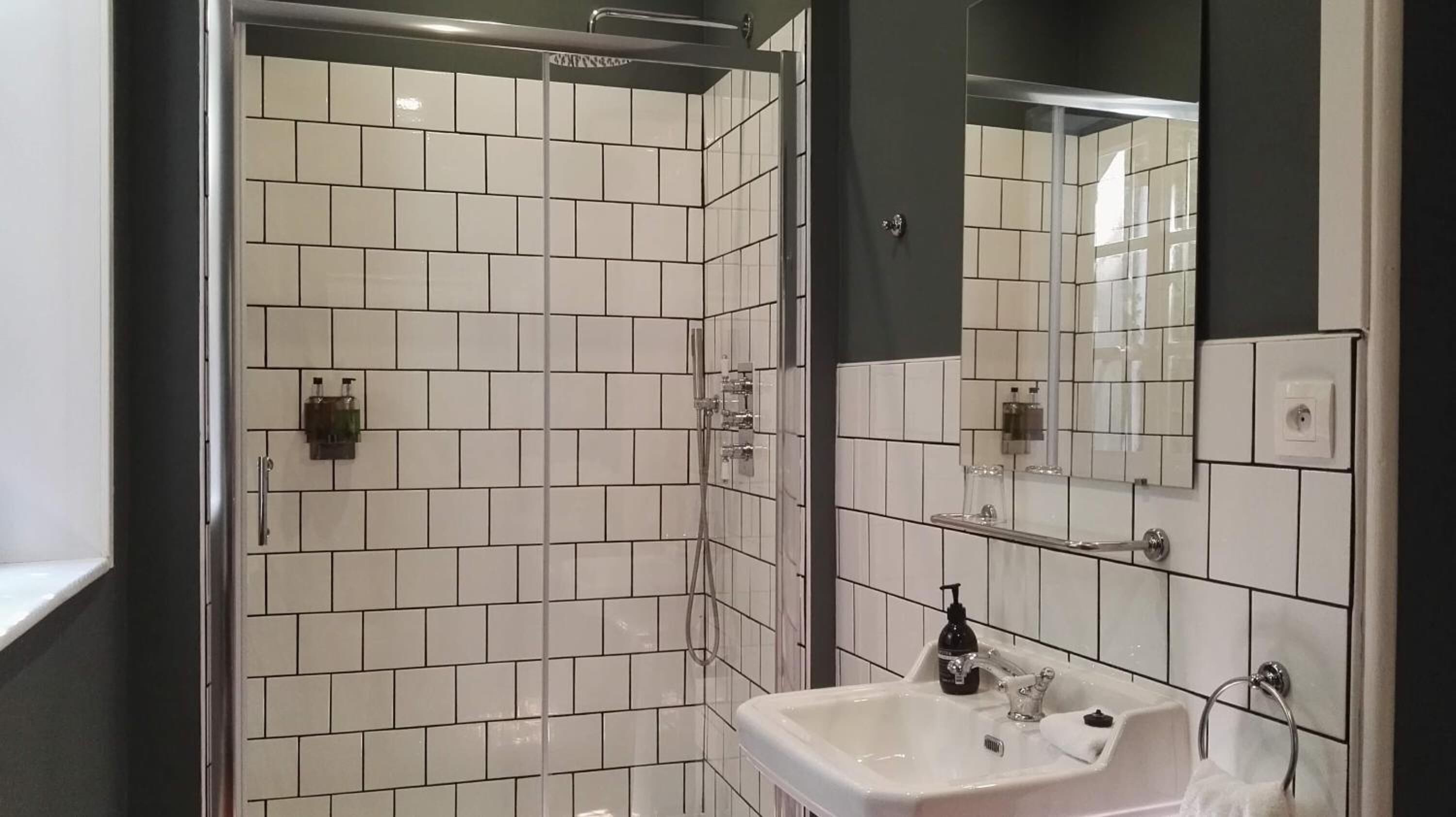 Shower, rainfall showerhead, free toiletries, hair dryer