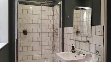 Shower, rainfall showerhead, free toiletries, hair dryer