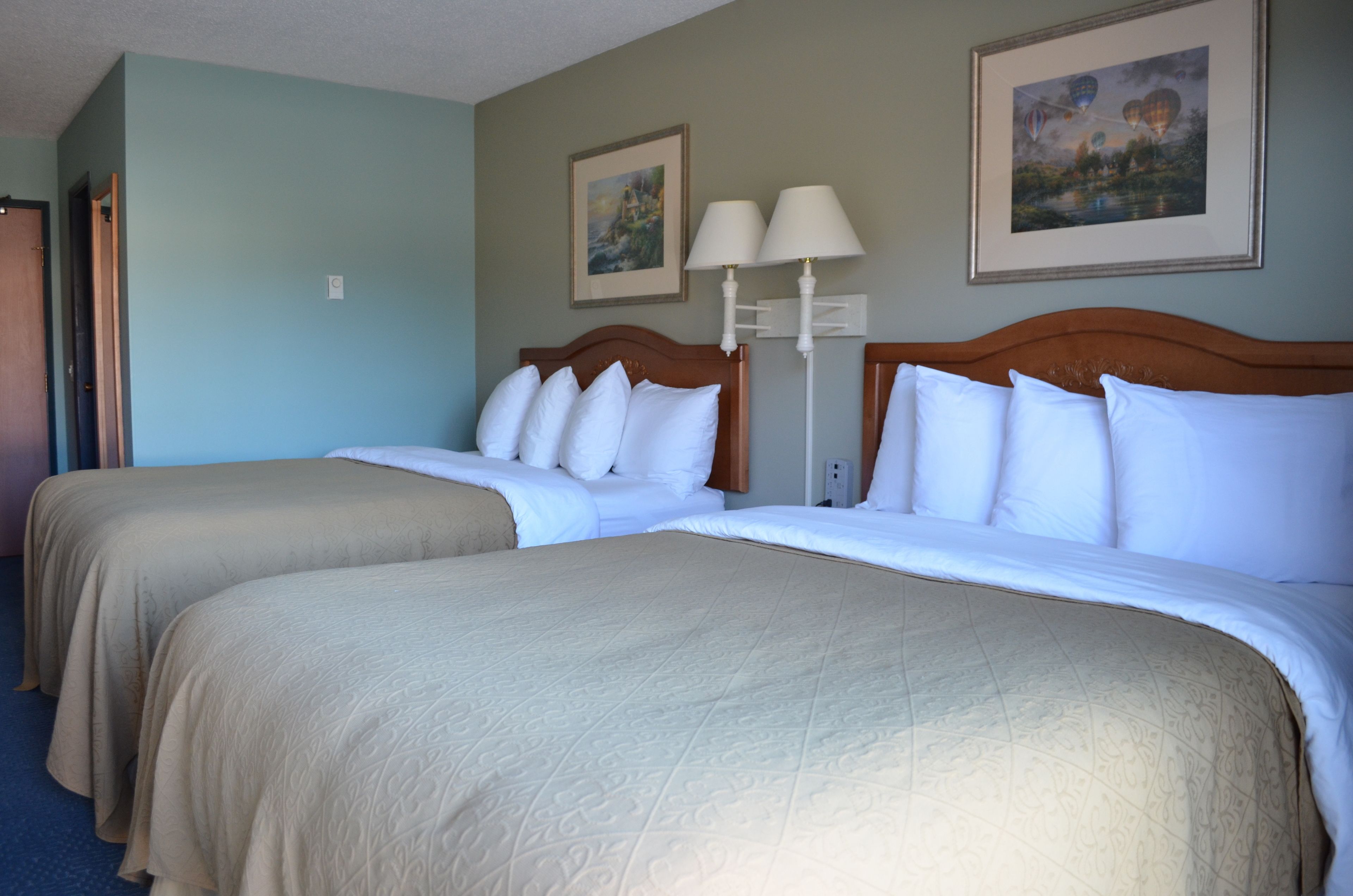 18 bedrooms, desk, rollaway beds, free WiFi