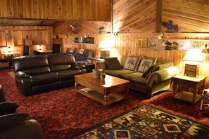 Traditional-Ferienhütte, 1 Schlafzimmer, Küche, Erdgeschoss (The Lodge) | Wohnbereich | 65-Zoll-LED-Fernseher mit Satellitenempfang, Fernseher, Netflix