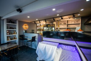供应早餐、午餐和晚餐