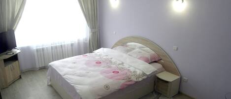 Classic-Apartment, 1 King-Bett und Schlafsofa, Balkon | Daunenbettdecken, laptopgeeigneter Arbeitsplatz, Verdunkelungsvorhänge