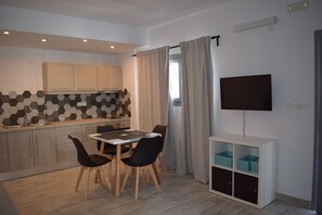 Huoneisto, terassi (Niabelo Villa 2) | Yksityinen keittiö | Täysikokoinen jääkaappi, uuni, espressokone, kahvin-/teenkeitin