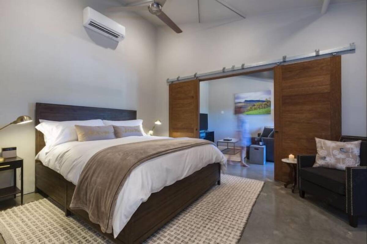 Decoración personalizada, muebles diferentes y cortinas blackout