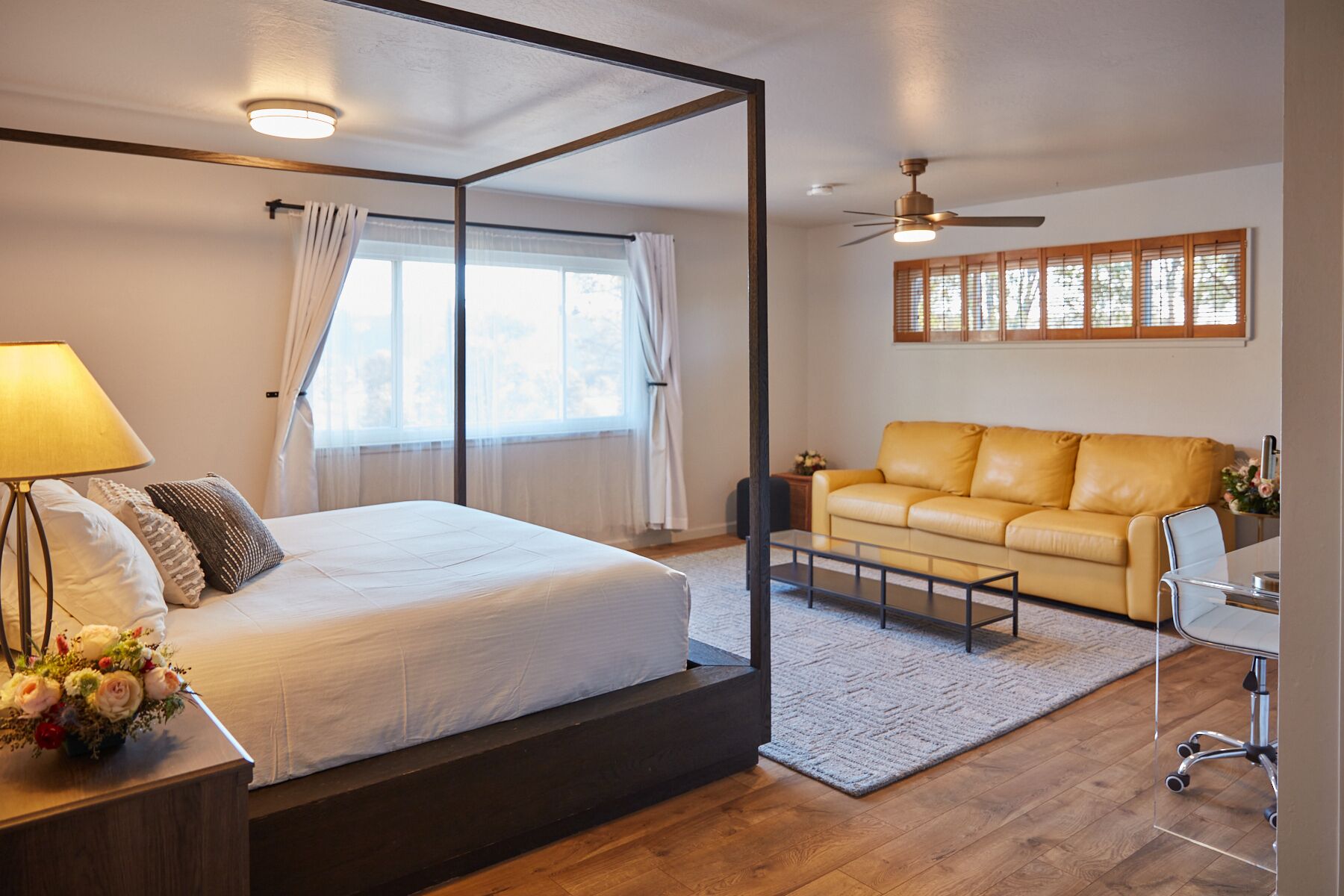 Casa, 3 habitaciones, vista a la montaña | Decoración personalizada, muebles diferentes y cortinas blackout 