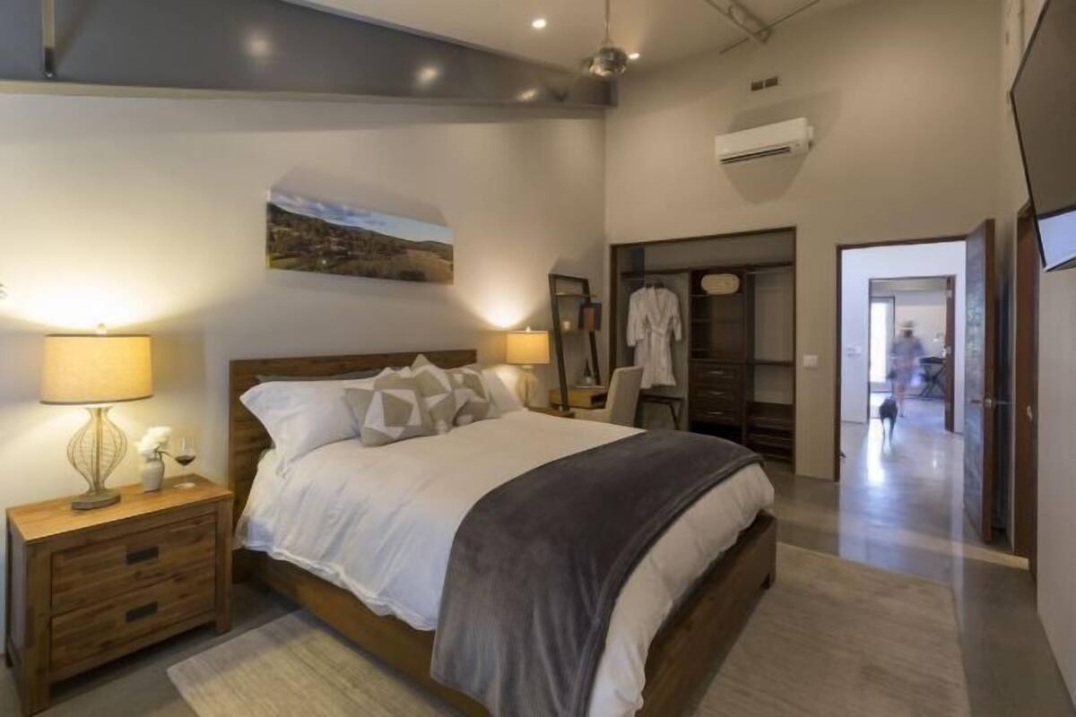 Decoración personalizada, muebles diferentes y cortinas blackout