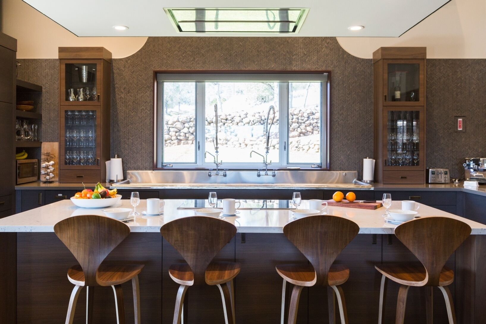 大型冷蔵庫、電子レンジ、オーブン、コンロ