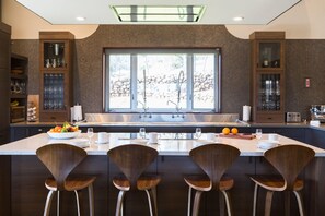 TÀysikokoinen jÀÀkaappi, mikroaaltouuni, uuni, liesi