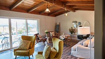 Casa, 3 habitaciones, vista a la montaña | Área de sala de estar | Smart TV y estación para iPod