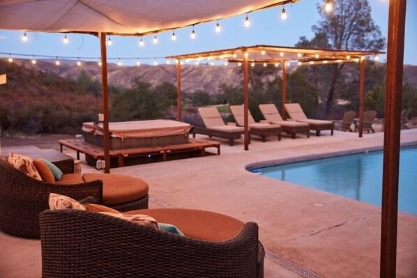 Außenpool (je nach Saison geöffnet), Sonnenschirme, Liegestühle