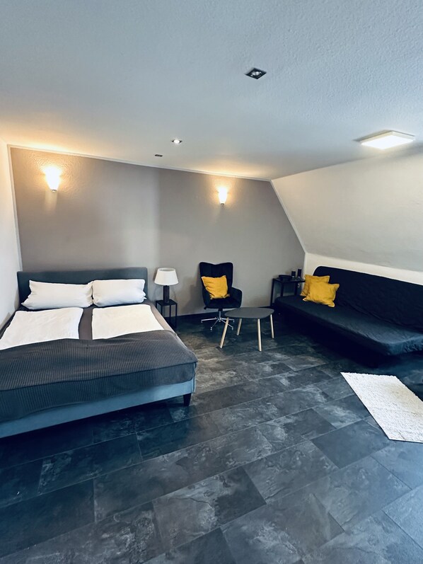 Traditional Condo, Garden View | Living area | Flat-screen TV - Ferienwohnung zum Schlosspark Calden (Calden)