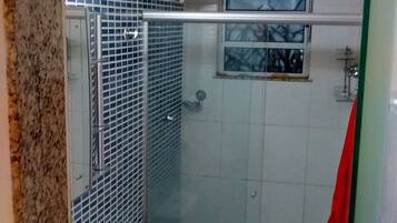 Casa clássico, 2 camas de casal, para fumantes | Banheiro | Chuveiro, secador de cabelo, toalhas de banho