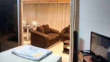 Duplex conforto, 2 camas de casal, para fumantes | Individualmente mobiliados, escrivaninha, cortinas blackout