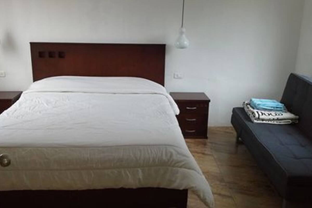 Departamento familiar, 1 habitación, vista a la alberca, planta baja | Ropa de cama de alta calidad, edredón y cortinas blackout