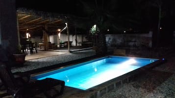 Piscine extérieure, chaises longues