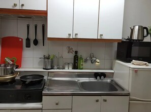 Studio | Private kitchenette | Electric kettle, cookware/dishes/utensils