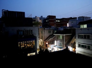 Fachada da propriedade à noite