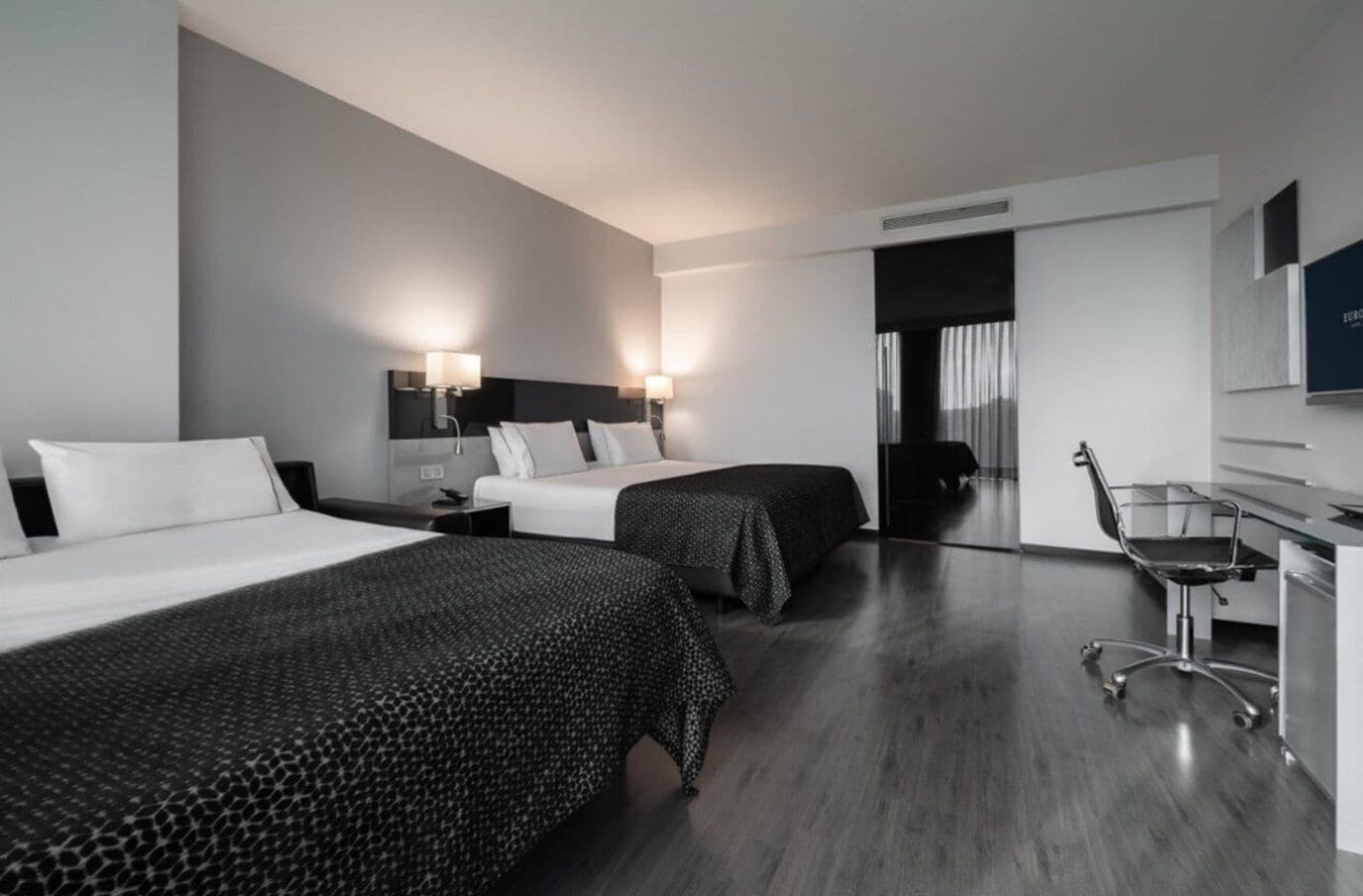 มินิบาร์, ตู้นิรภัยในห้องพัก, โต๊ะทำงาน, ห้องเก็บเสียง