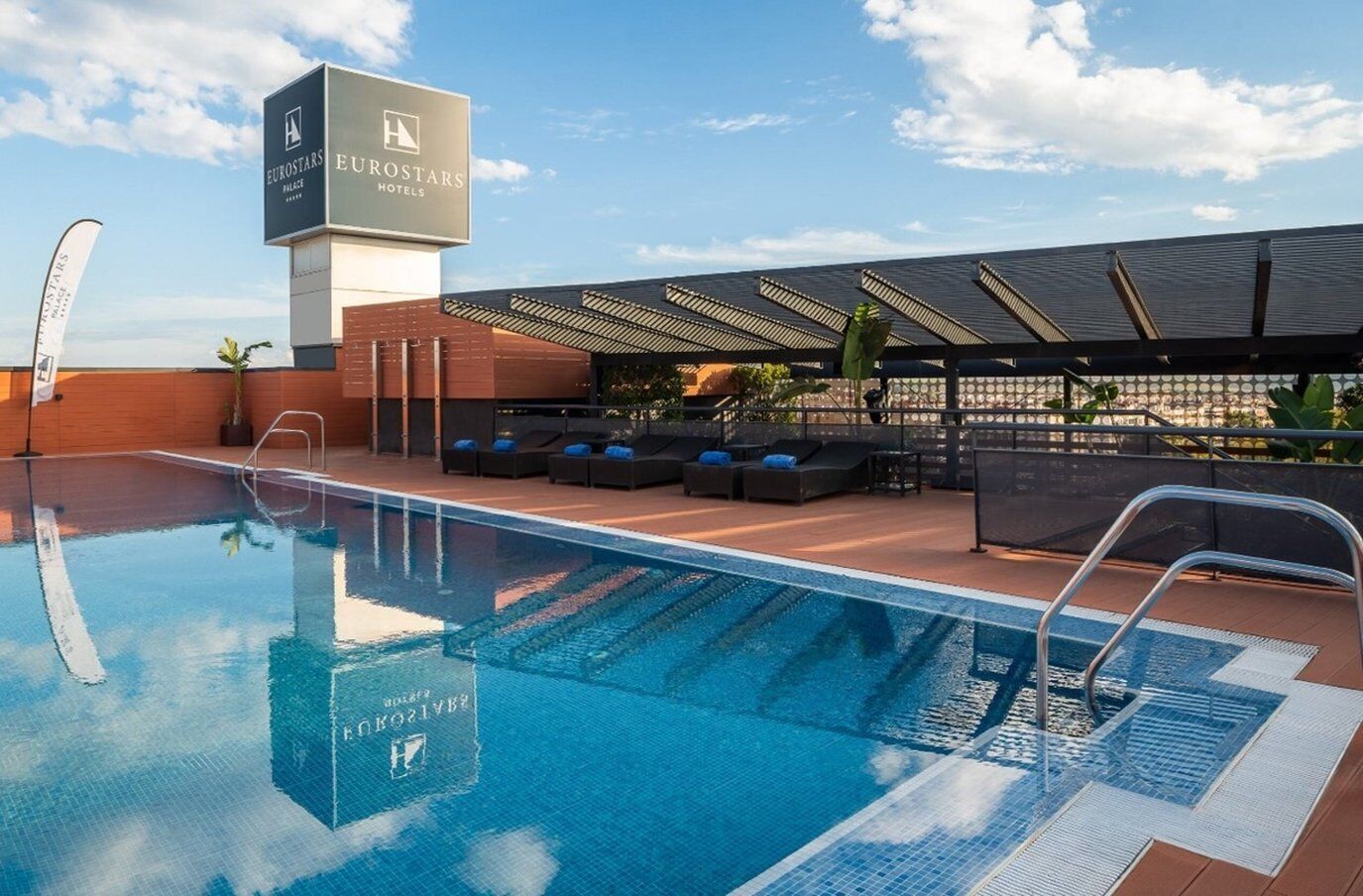 Een seizoensgebonden buitenzwembad