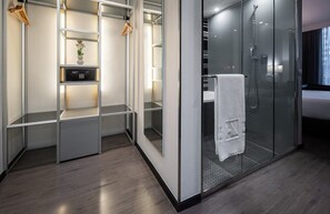 Minibar, in-room safe, desk, soundproofing - Eurostars Palace Hotel (Córdoba)