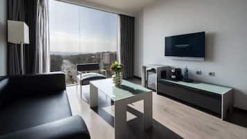 Een minibar, een kluis op de kamer, een bureau, geluiddichte muren