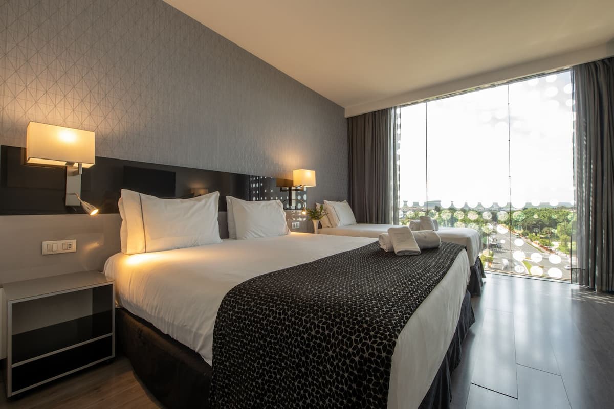 double room (extra bed) | 1 bedroom, minibar, in-room safe, desk