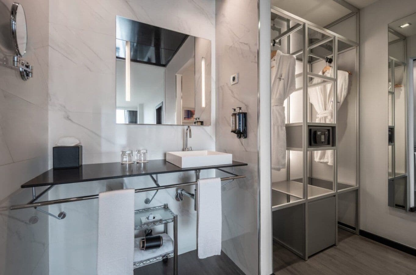 double room (extra bed) | 1 bedroom, minibar, in-room safe, desk